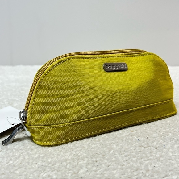 Baggallini Handbags - Baggallini Kiwi Central Pouch Bag NWOT